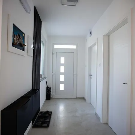 Ena 빌라 Prascijak